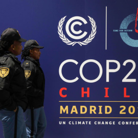 Una pancarta de la conferencia sobre cambio climático de las Naciones Unidas de 2019 (COP25), en la Gran Vía madrileña durante el Black Friday. REUTERS / Susana Ver