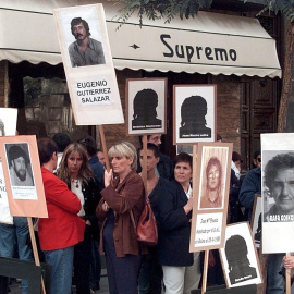 Foto de junio de 1998, de familiares de víctimas de los GAL concentrados frene al Tribunal Supremo, en Madrid, durante el juicio contra José Barrionuevo y Rafael Vera por el secuestro de Segundo Marey. AFP/DOMINIQUE FAGET