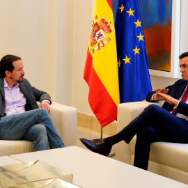  El presidente del Gobierno en funciones, Pedro Sanchez, con el líder de Unidas Podemos, Pablo Iglesias, durante su reunión en el Palacio de la Moncloa, tras las elecciones del 28-A. REUTERS/Juan Medina