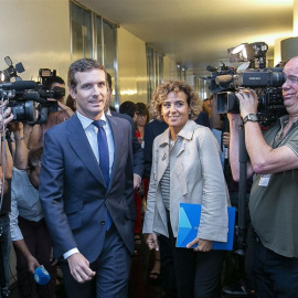 Pablo Casado y Dolors Montserrat,en los pasillos del Congreso de los Diputados.
