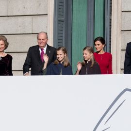 Los reyes eméritos Juan Carlos y Sofía, con el rey Felipe VI, la reina Letizia, la princesa Leonor y la infanta Sofía, saludan en el exterior del Congreso de los Diputados, en la conmemoración del 40º aniversario de la Constitución. AFP/Curto de la 