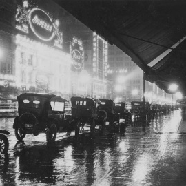  Fotografía nocturna de una calle de Los Ángeles (1920).