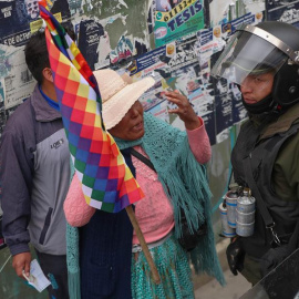 Ciudadanos se enfrentan a los policías antidisturbios durante una jornada de protestas en La Paz, (Bolivia). EFE/Martin Alipaz