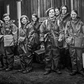 Jçvenes soviéticos, con trajes de protección.