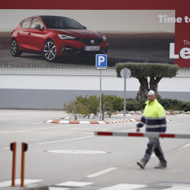 Un trabajador de la planta de SEAT, una de las empresas ha paralizado su producción debido al coronavirus. EFE/Alejandro García.