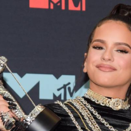 Rosalía, con uno de sus premios VMTV. Rtve.es