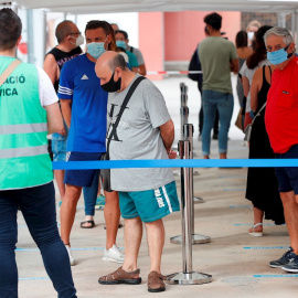  Varios vecinos guardan cola durante un cribado masivo ante el Centro Cívico de Sant Idelfonso del barrio de Sant Ildefons de Cornellà (Barcelona)..EFE/ Alejandro García/Archivo
