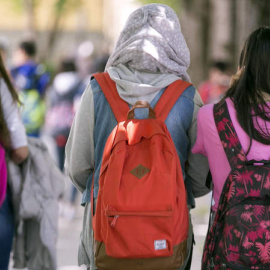 Tres escolares, una de ellas vistiendo velo, a la salida del colegio en Vitoria. EFE/David Aguilar