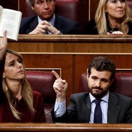 El presidente del PP, Pablo Casado, junto a su portavoz, Cayetana Álvarez de Toledo, durante el debate de investidura de Pedro Sánchez como presidente del Gobierno. EFE/Mariscal