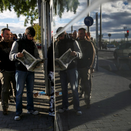 Varias personas hacen cola en una oficina del Servicio Público de Empleo de la Comunidad de Madrid. REUTERS/Andrea Comas