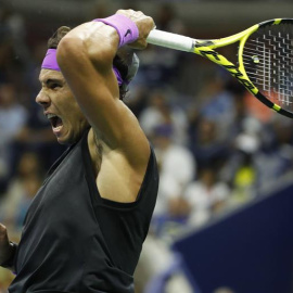 El tenista español Rafael Nadal en acción ante Daniil Medvedev de Rusia, durante la final masculina del Abierto de Tenis de Estados Unidos,, en Flushing Meadows, Nueva York (EEUU). EFE/ Jason Szenes