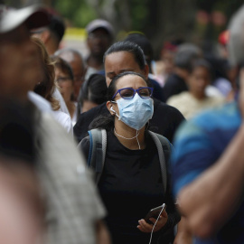 Una mujer con mascarilla en una calle del centro de Cali (Colombia). EFE/ Ernesto Guzmán Jr.