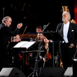 El tenor español Plácido Domingo y el director de orquesta ruso Valery Gergiev, en un concierto en la Plaza Roja en Moscú, en junio de 2018. REUTERS/Sergei Chirikov