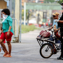 Personas sin hogar llegan al estadio de fútbol Mangueirão como refugio parte de las medidas de prevención contra la propagación del coronavirus, en la ciudad de Belém do Pará, en la Amazonía (Brasil). EFE/RAIMUNDO PACCÓ