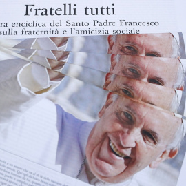 La primera página de 'L'Osservatore Romano', el órgano oficial del Vaticano, informa de la encíclica del Papa Francisco 'Fratelli Tutti'. REUTERS/Remo Casilli