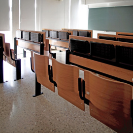 Una de las aulas vacías de la facultad de Estadística de la Universidad Complutense de Madrid. E.P./Eduardo Parra