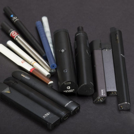 Distintos modelos y marcas de cigarrillos electrónicos. Sarah Johnson/Flickr, CC BY