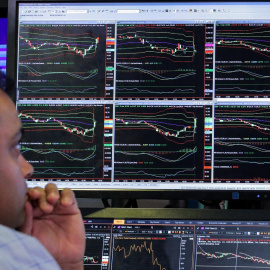  Operador de la Bolsa de Nueva York, en Wall Street. REUTERS
