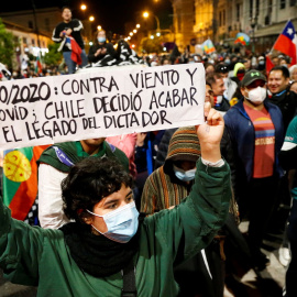 Miles de personas celebran en las calles de Valparaiso el resultado del referendum para la reforma de la Constitución de Chile. REUTERS/Rodrigo Garrido