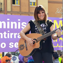 La cantante Rozalén en la plaza de Nelson Mandela durante un acto con motivo de la manifestación feminista del 8-M. E.P./Marta Fernández