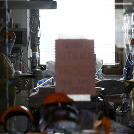 Personal sanitario atiende a un enfermo de covid-19 en la UCI del Hospital Ramon y Cajal, en Madrid. REUTERS/Sergio Perez