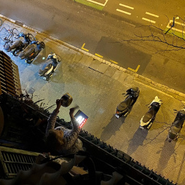 Una mujer golpea una cacerola en el balcón de su casa en Barcelona, en protesta contra la Monarquía y las supuestas comisiones ingresadas por el rey Juan Carlos. REUTERS/Nacho Doce