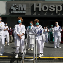 sus compañeros fallecidos por coronavirus. REUTERS/Susana Vera