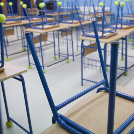 Pupitres recogidos en el aula de un colegio público en Sevilla. EUROPA PRESS