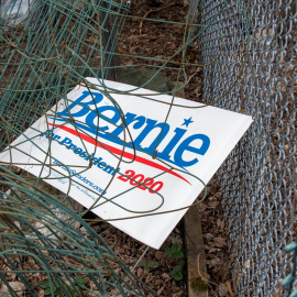 Un cartel de la campaña por la nominación del senador demócrata Bernie Sanders yace en el patio de una casa después de anunciar su retirada en la carrera por la Casa Blanca, en Burlington (Vermont, EEUU). REUTERS / Caleb Kenna