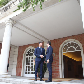 El presidente del Gobierno en funciones, Pedro Sánchez, recibe al presidente del Partido Popular, Pablo Casado, a su llegada a La Moncloa, en su encuentro tras las elecciones generales del 28-A. Pool Moncloa/Fernando Calvo