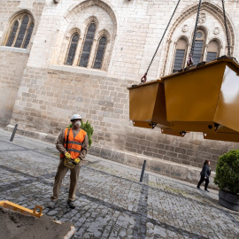 Un trabajador junto a la catedral de Toledo tras la reanudación de las actividades no esenciales. EFE/Ángeles Visdómine