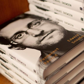 Ejemplares del libro 'Vigilancia permanente' de Edward Snowden, en la Harvard Book Store, en Cambridge (Massachusetts, EEUU).  EFE / EPA / CJ GUNTHER