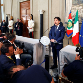 El primer ministo italiano, Giuseppe Conte, en una comparecencia ante los periodistas en el Palacio Quirinale, tras un encuentro con el presidente de la República, Sergio Mattarella. REUTERS/Ciro de Luca