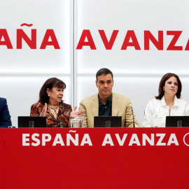 .- El secretario general del PSOE y presidente del Gobierno en funciones, Pedro Sánchez (c), la presidenta del partido, Cristina Narbona (2i), la vicesecretaria general, Adriana Lastra (2d), el secretario de Organización, José Luis Ábalos (i) y la sec