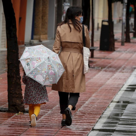  Una madre pasea con su niña por una calle de Sevilla. EFE/ Jose Manuel Vidal