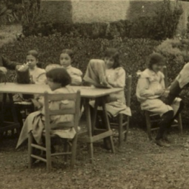  Rosa Sensat dando clase a varias niñas. Rosa Sensat Org.