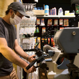 Un trabajador de una ferretería de Zaragoza trabajando. EFE/Toni Galán