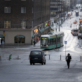 El tranvía en una de las calles del barrio de Kallio en Helsinki. AFP