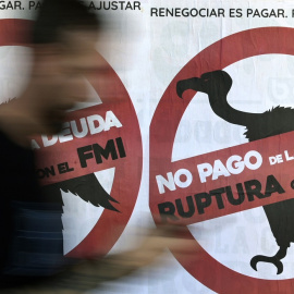 Carteles contra el FMI en las calles de Buenos Aires. AFP/JUAN MABROMATA