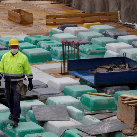  Un obrero trabaja en la obra de un edificio de viviendas de nueva construcción en Madrid. EFE/Ballesteros