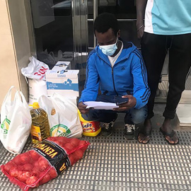 Imagen facilitada por Mohamed Soumare (i), presidente de la Asociación de Inmigrantes Senegaleses de Aragón (AISA) durante la entrega de lotes de comida que reparte entre 62 familias vulnerables. EFE/Mohamed Soumare