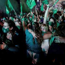 Manifestantes celebran el resultado de la votación en el Senado de Argentina, a favor de la legalización del aborto, en Buenos Aires. EFE/ Juan Ignacio Roncoroni