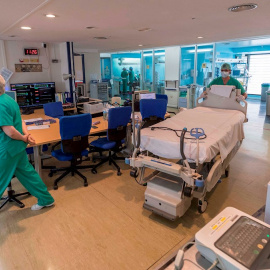  Enfermeros y médicos de la Unidad de Cuidados Intensivos (UCI) del Hospital Morales Meseguer de Murcia, trabajan en la zona uno de esta UCI, habilitada para enfermos con otras afecciones distintas al COVID 19. EFE/Marcial Guillén