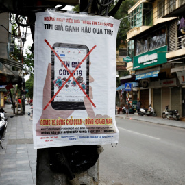 Un cartel en una calle de Hanoi (Vietnam), que alerta contra la propagación de noticias falsas y bulos en torno a la pandemia de coronavirus. REUTERS/Kham