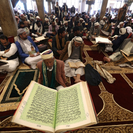 Fieles recitando el Corán durante el mes del ramadan, en la gran mezquita de Sanaa, en Yemen. REUTERS/Khaled Abdullah