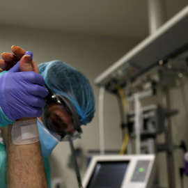 Un médico atiende a un enfermo de coronavirus en la UCI del Hospital Infanta Sofía, de Madrid. REUTERS/Susana Vera