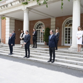 El presidente del Gobierno, Pedro Sánchez, los vicepresidentes Pablo Iglesias y Nadia Calviño, los ministros María Jesús Montero, Yolanda Díaz y José Luis Escrivá, con los líderes de UGT y CCOO, Pepe Álvarez y Unai Sordo, y de las patronales CEOE