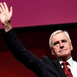 El 'canciller en la sombra' laborista, John McDonnell, saluda durante el congreso de su partido, este lunes en Liverpool. WILL OLIVER (EFE)