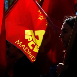 Una joven con la bandera del PCE, en la marcha del Primero de Mayo de 2016, en Madrid. REUTERS/Susana Vera