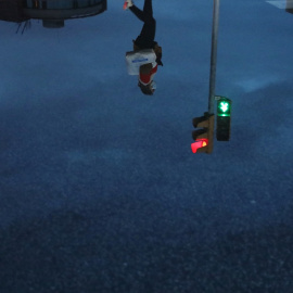 El reflejo en un charco de una mujer cruzando lacalle, en Barcelona. REUTERS/Nacho Doce